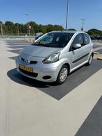 Toyota Aygo 1.0 12V Vvt-i 5DRS 2010 Grijs 2e eig., CarPlay, Auto's, Toyota, Voorwielaandrijving, Zwart, 68 pk, Origineel Nederlands