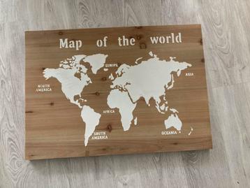 Wereld kaart op houten lijst beschikbaar voor biedingen