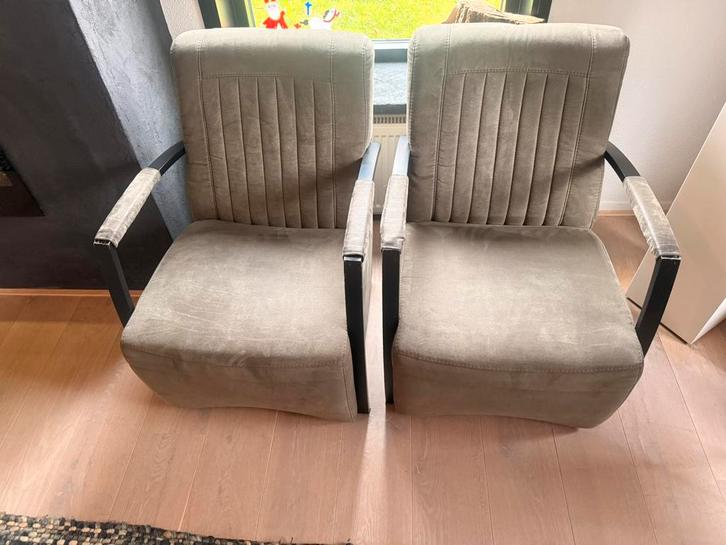 2 fauteuils olijfgroen, zwart stalen armleuning, Huis en Inrichting, Fauteuils, Gebruikt, Stof, 50 tot 75 cm, 75 tot 100 cm, Ophalen