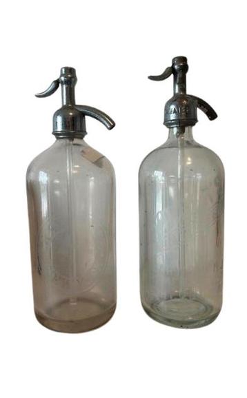 2 spuitwater flessen beschikbaar voor biedingen