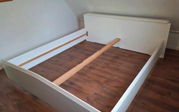 Gratis ophalen, bedombouw + 2 nachtkastjes