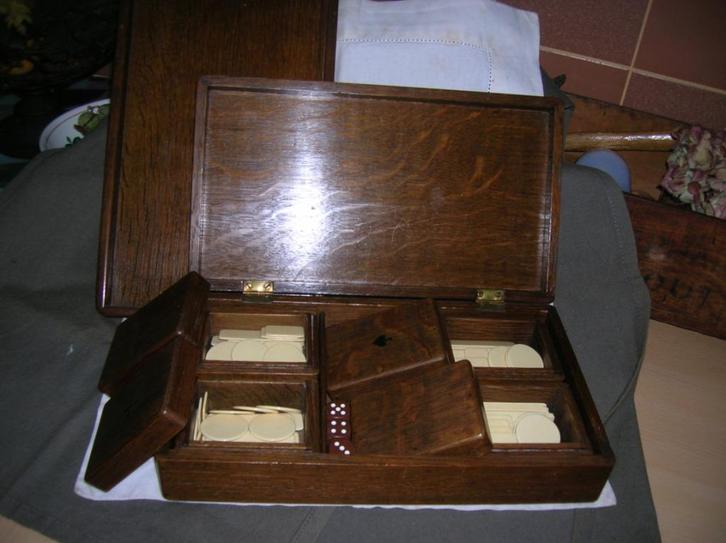 oude houten doos met fiches incl. dobbelblad / poker (?), Antiek en Kunst, Curiosa en Brocante, Ophalen of Verzenden