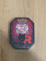 Team rocket mewtwo ex tin, Ophalen of Verzenden, Zo goed als nieuw, Boosterbox