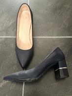Donker blauwe hakken met goud detail maat 38,5, Kleding | Dames, Schoenen, Brenda zaro, Ophalen of Verzenden, Zo goed als nieuw