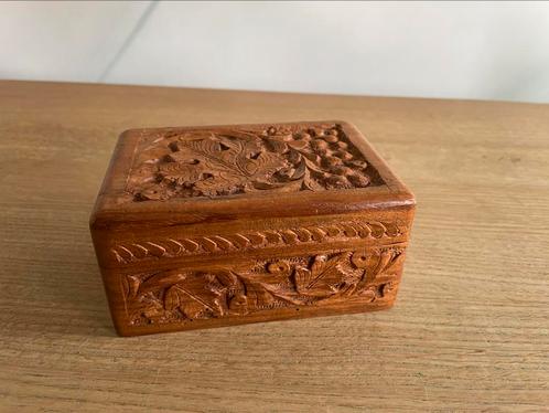 Mooi vintage bewerkt houten doosje India jaren ‘70, Antiek en Kunst, Curiosa en Brocante, Ophalen of Verzenden