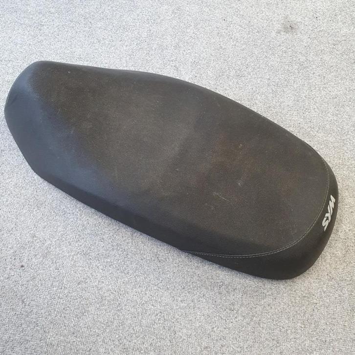 Zadel Sym Fiddle II 2 oud model motor voor 2010 buddy, Fietsen en Brommers, Brommeronderdelen | Scooters, Gebruikt, SYM, Zadel