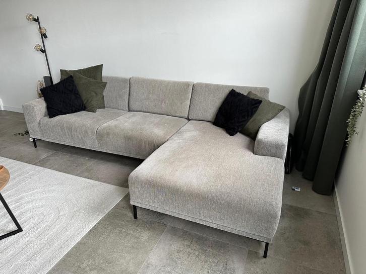 Grijze hoekbank met lounge deel, Huis en Inrichting, Banken | Bankstellen, Gebruikt, Hoekbank, Vierpersoons of meer, 250 tot 300 cm