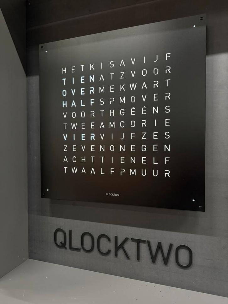 Nieuw Qlocktwo Large Black Pepper 90x90 Woord Klok, Huis en Inrichting, Woonaccessoires | Klokken, Nieuw, Wandklok, Ophalen of Verzenden