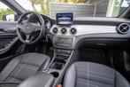Mercedes-Benz CLA-klasse 180 Panoramadak I Night Pakket I Ur, Auto's, Mercedes-Benz, Gebruikt, 4 cilinders, 715 kg, Leder en Stof