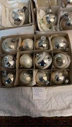 Doos 10 , 3 Dozen Zilveren Kerstballen 30 Kerstballen, Ophalen of Verzenden, Zo goed als nieuw
