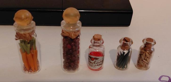 Poppenhuis Miniatuur Flessen met Wortels & Bessen, Verzamelen, Poppenhuizen en Toebehoren, Poppenhuis, Ophalen of Verzenden
