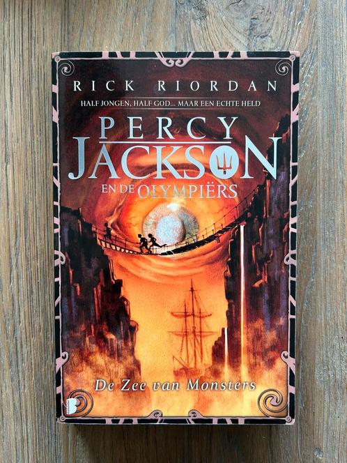 Rick Riordan - De zee van monsters, Boeken, Kinderboeken | Jeugd | onder 10 jaar, Zo goed als nieuw, Ophalen of Verzenden