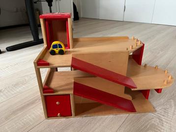 Houten auto garage beschikbaar voor biedingen