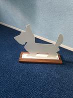 Hond van metaal op hardhout, Dieren en Toebehoren, Ophalen of Verzenden