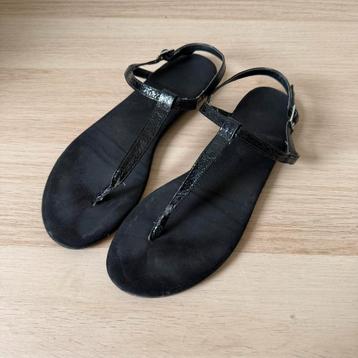 Zwarte sandaaltjes beschikbaar voor biedingen