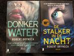 Robert Bryndza - Donker Water & De stalker in de nacht, Boeken, Ophalen of Verzenden, Zo goed als nieuw, Nederland