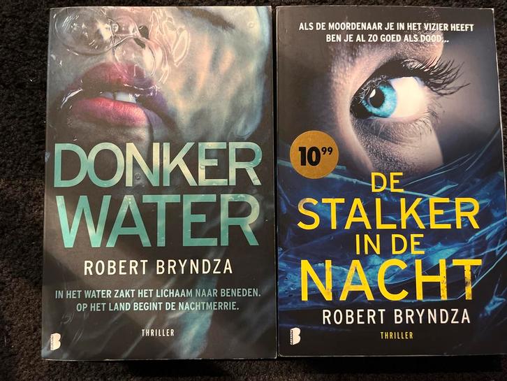 Robert Bryndza - Donker Water & De stalker in de nacht, Boeken, Thrillers, Zo goed als nieuw, Nederland, Ophalen of Verzenden