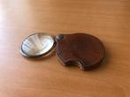 Leuk klein vergrootglas /loep in lederen houder / etui, Ophalen of Verzenden, Gebruikt, Vergrootglas of Loep