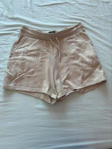 Beige korte broek MOET SNEL WEG beschikbaar voor biedingen