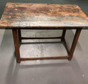 Zeer mooie antieke houten eettafel beschikbaar voor biedingen