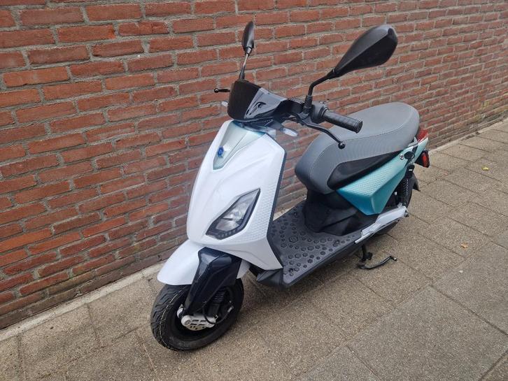 2x piaggio one onderdelen 1 wit 1x zwart one +, Motoren, Tuning en Styling, Ophalen