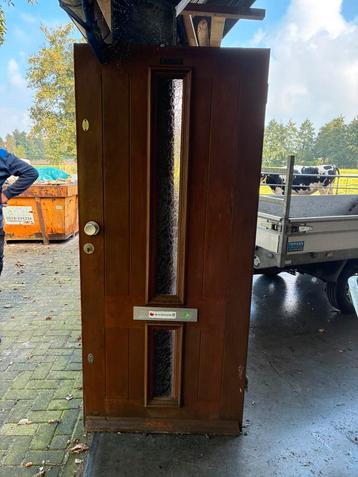 Voordeur beschikbaar voor biedingen