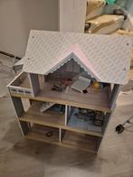 Poppenhuis van hout met lift, Ophalen