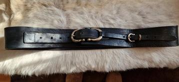 Aparte, zwarte, brede, leren riem van Promiss maat 105cm beschikbaar voor biedingen
