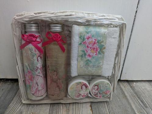 Lady Peony Badset in Rieten Mand - Nieuw!, Sieraden, Tassen en Uiterlijk, Uiterlijk | Lichaamsverzorging, Nieuw, Bad & Douche