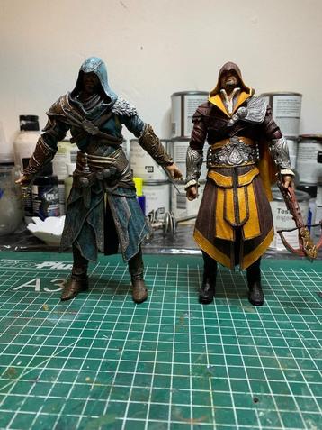 twee Assassin's Creed mooie figuren 18 cm hoogte beschikbaar voor biedingen
