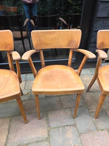 8 Vintage houten armstoelen – Restauratieproject beschikbaar voor biedingen