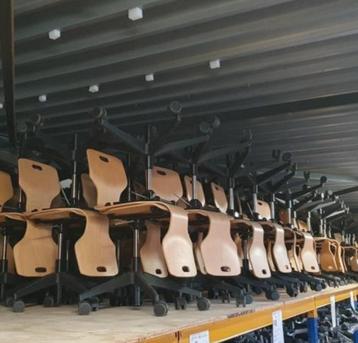GROOT AANBOD AHREND  houten stoelen werkstoel schoolstoel  beschikbaar voor biedingen