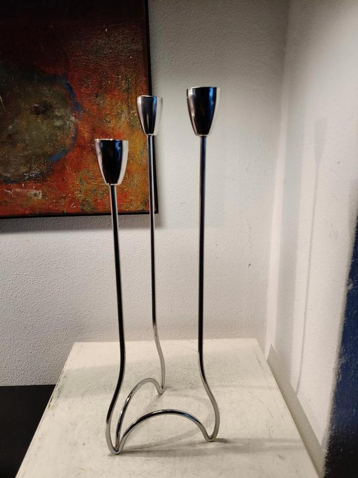 2933 Stijlvolle Chroom Loop Kandelaar van Black & Blum, Huis en Inrichting, Woonaccessoires | Kandelaars en Kaarsen, Zo goed als nieuw