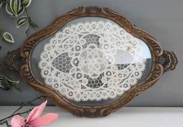 Brocante Dienblad van Sierlijk Hout en Kant in Glas beschikbaar voor biedingen