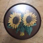 Borduurwerk rond zonnebloemen, Ophalen
