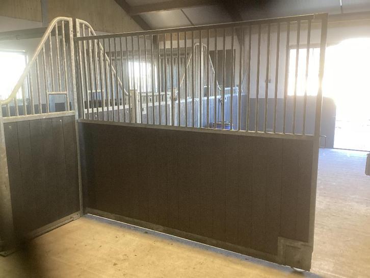 Uit schuifbare wanden compleet met rails, Dieren en Toebehoren, Stalling en Weidegang