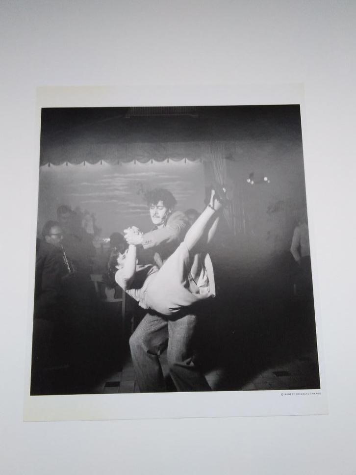 Robert Doisneau ( “In St Yves, St Germain des Prés 1947 ), Antiek en Kunst, Kunst | Schilderijen | Modern, Ophalen of Verzenden