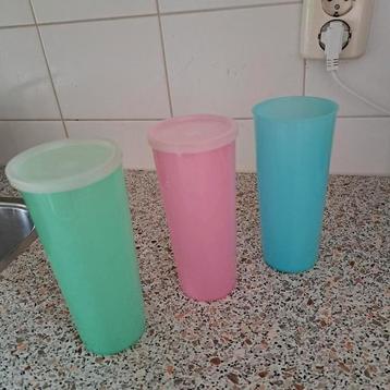 DRIE TUPPERWARE BEKERS ;  2 stuks met deksel. beschikbaar voor biedingen