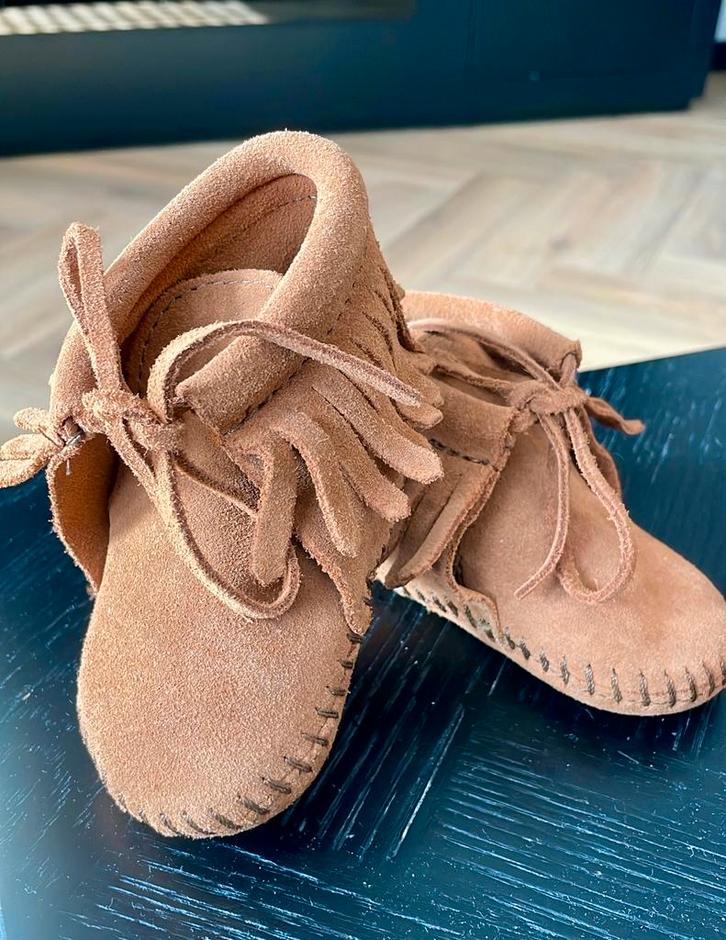 Minnetonka slofjes maat 20, Kinderen en Baby's, Babykleding | Schoentjes en Sokjes, Zo goed als nieuw, Meisje, Slofjes, Ophalen of Verzenden