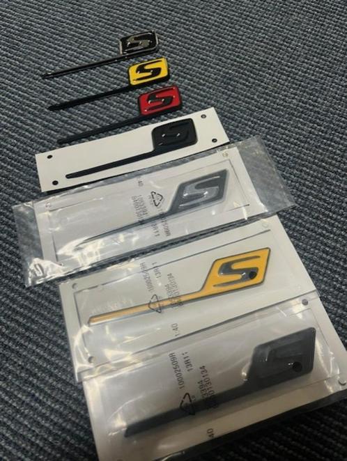 _S embleem _S logo S embleem c63S E63S GLE63S GLC63S A45S CL, Auto diversen, Tuning en Styling, Ophalen of Verzenden