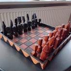 Houten handgesneden schaakbord met schaakstukken, Hobby en Vrije tijd, Gezelschapsspellen | Bordspellen, Ophalen of Verzenden