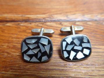 Aparte zilverkleurige manchetknopen beschikbaar voor biedingen