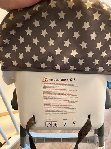 Verstelbare kinderstoel met eetblad en gordels beschikbaar voor biedingen