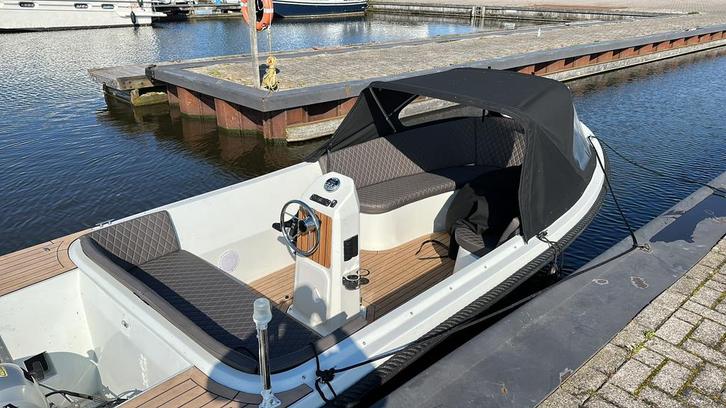 6 persoon sloep met 30pk injectie uit 2023, Watersport en Boten, Sloepen, Zo goed als nieuw, 10 tot 30 pk, 3 tot 6 meter, Buitenboordmotor