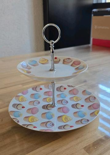 Etagere met cupcake print.  beschikbaar voor biedingen