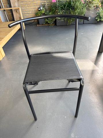 Twee Zwarte Design Stoelen beschikbaar voor biedingen