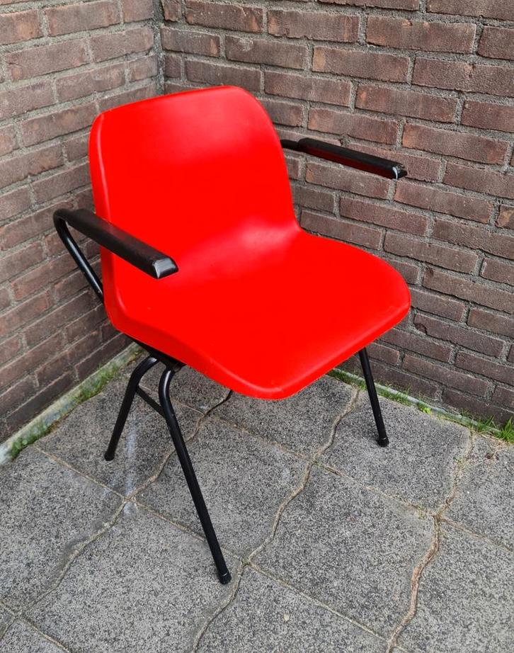 Vepa design kuipstoel rood vintage met armleuningen mooi, Huis en Inrichting, Stoelen, Gebruikt, Eén, Kunststof, Rood, Ophalen