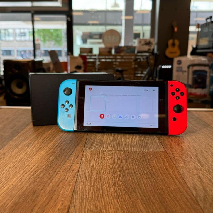Nintendo Switch Rood/Blauw | Incl docking | Gebruikte staat, Spelcomputers en Games, Spelcomputers | Nintendo Switch, Zo goed als nieuw