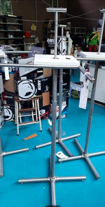 Stevige kleding rek beschikbaar voor biedingen