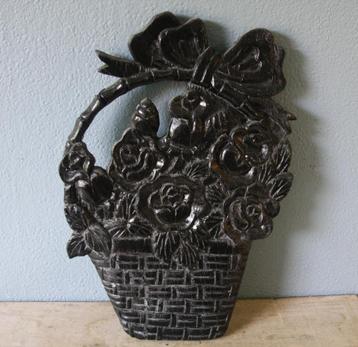Zwart houten bloemenmand wanddecoratie beschikbaar voor biedingen